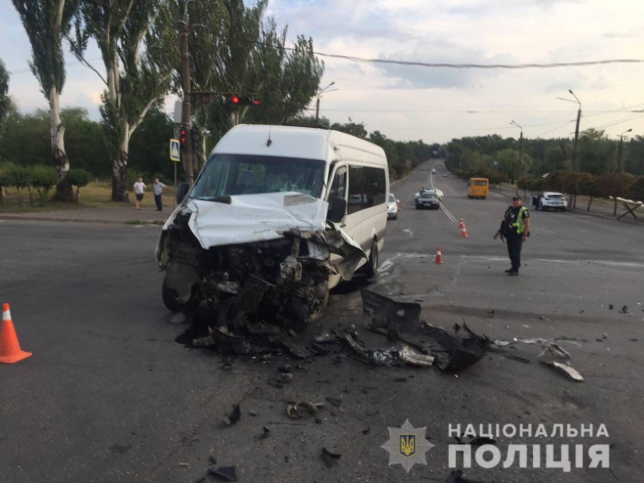 У Кривому Розі зіткнулися вантажівка та маршрутка: багато постраждалих
