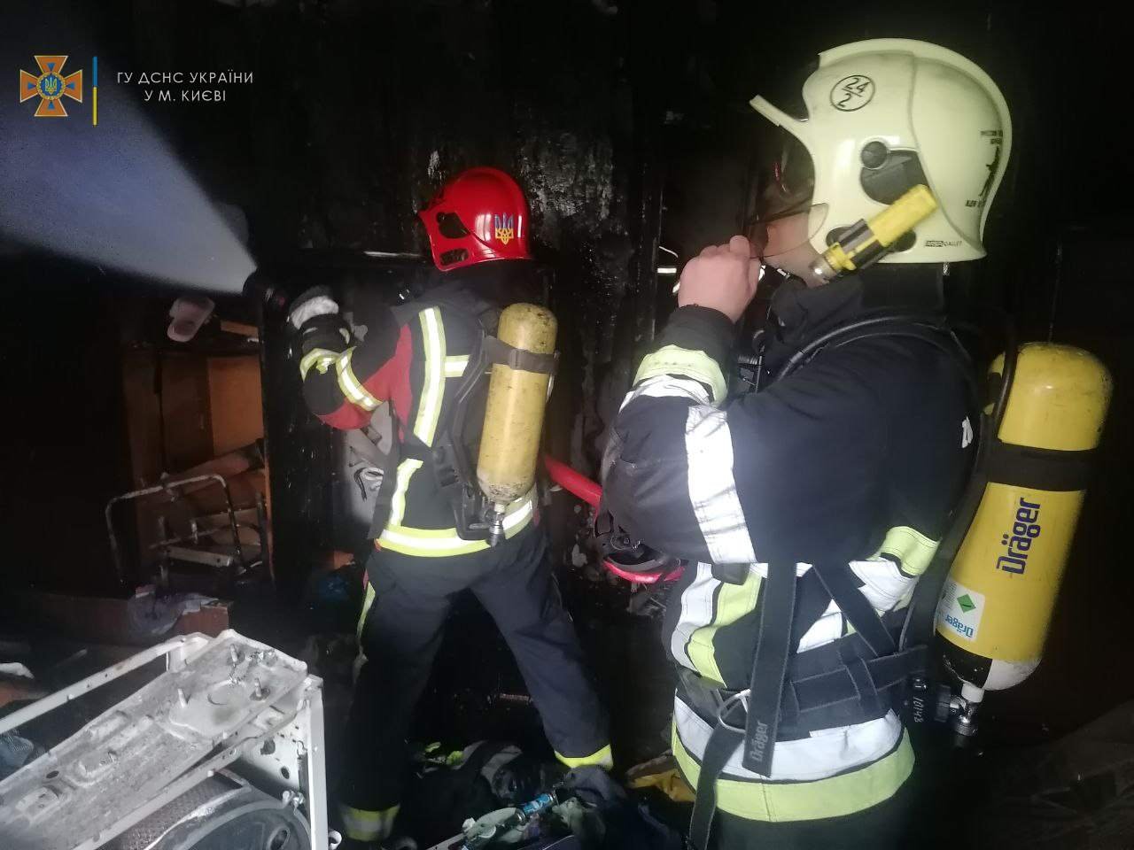 У Києві малолітня дитина під час пожежі врятувала батьків: як це сталось (фото)