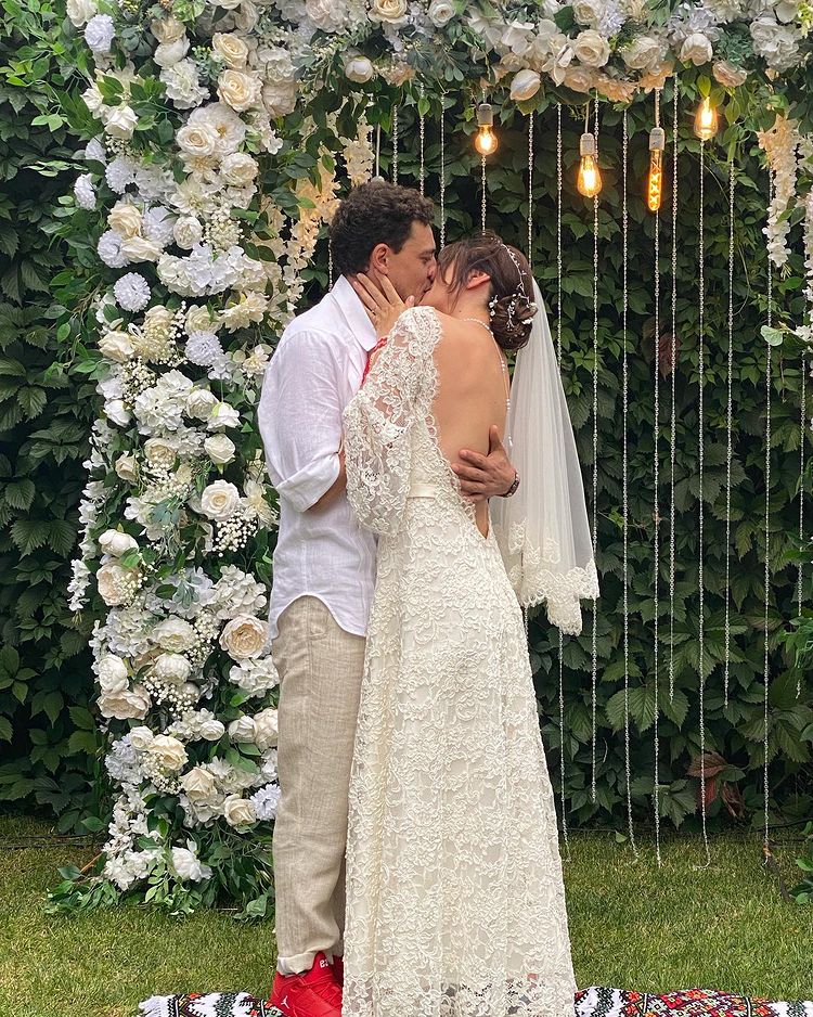 Автор &quot;Орла і решки&quot; Синельников одружився: весілля було у будинку в Бучі, який розгромили окупанти