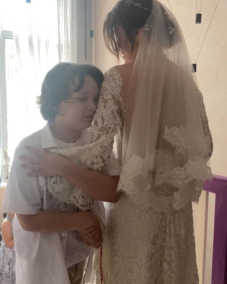 Автор &quot;Орла і решки&quot; Синельников одружився: весілля було у будинку в Бучі, який розгромили окупанти