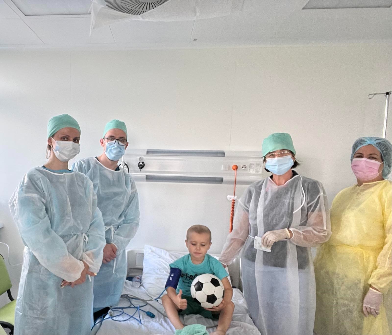 Львовские хирурги пересадили костный мозг 5-летнему мальчику. Максимка готовится играть в футбол