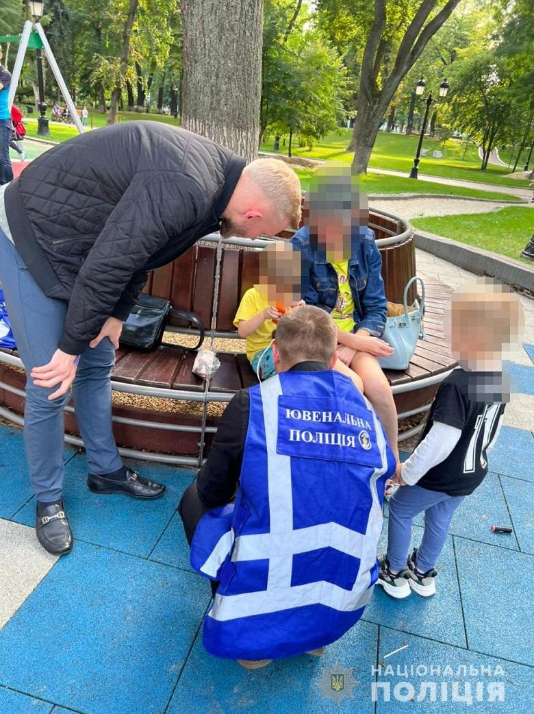 У Києві в Маріїнському парку лежала в устілку п'яна жінка, а її 5-річний син грався поруч