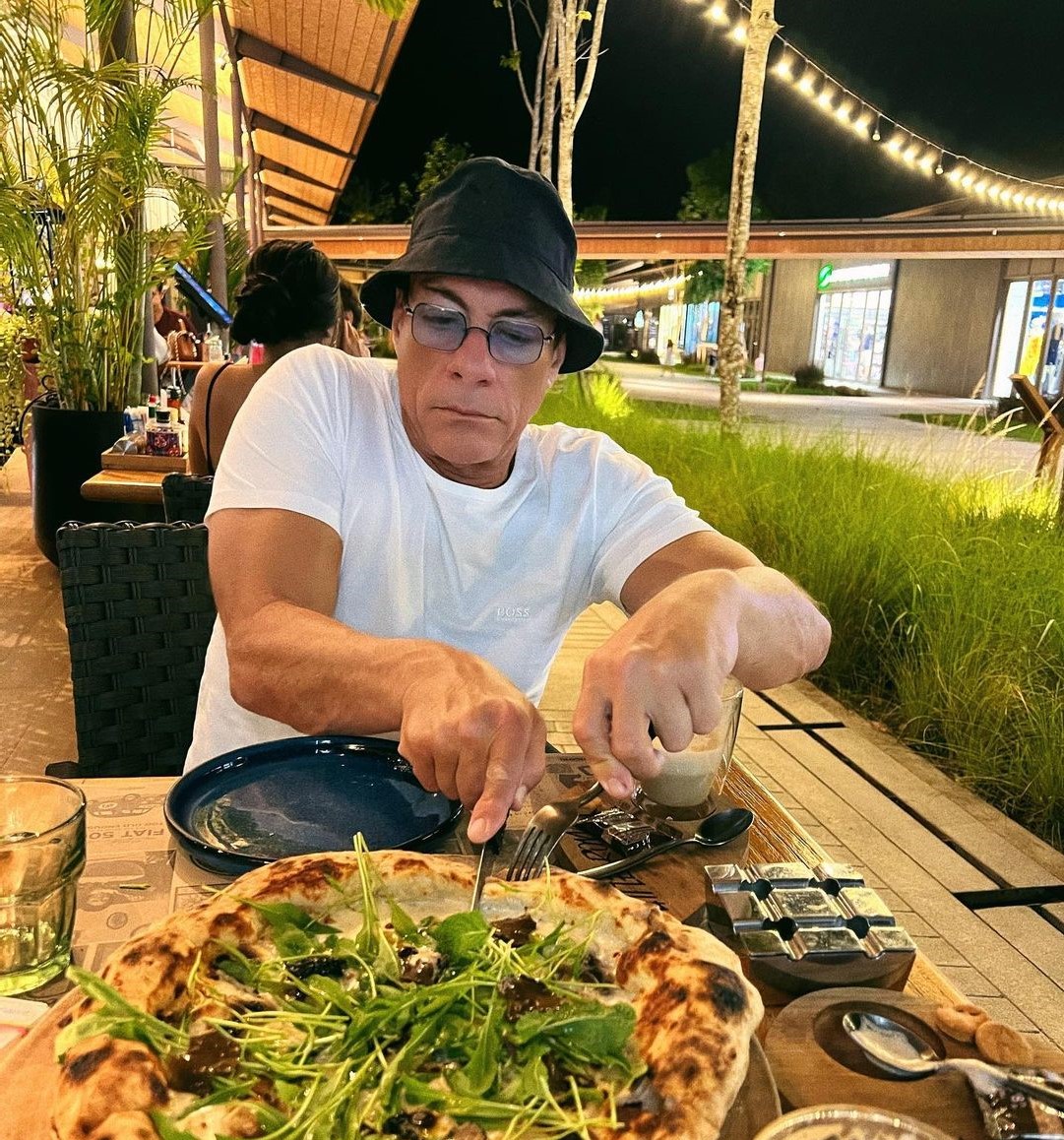 Звезда Голливуда Жан-Клод Ван Дамм встретился с украинскими военными и выкрикнул &quot;Слава Украине!&quot;