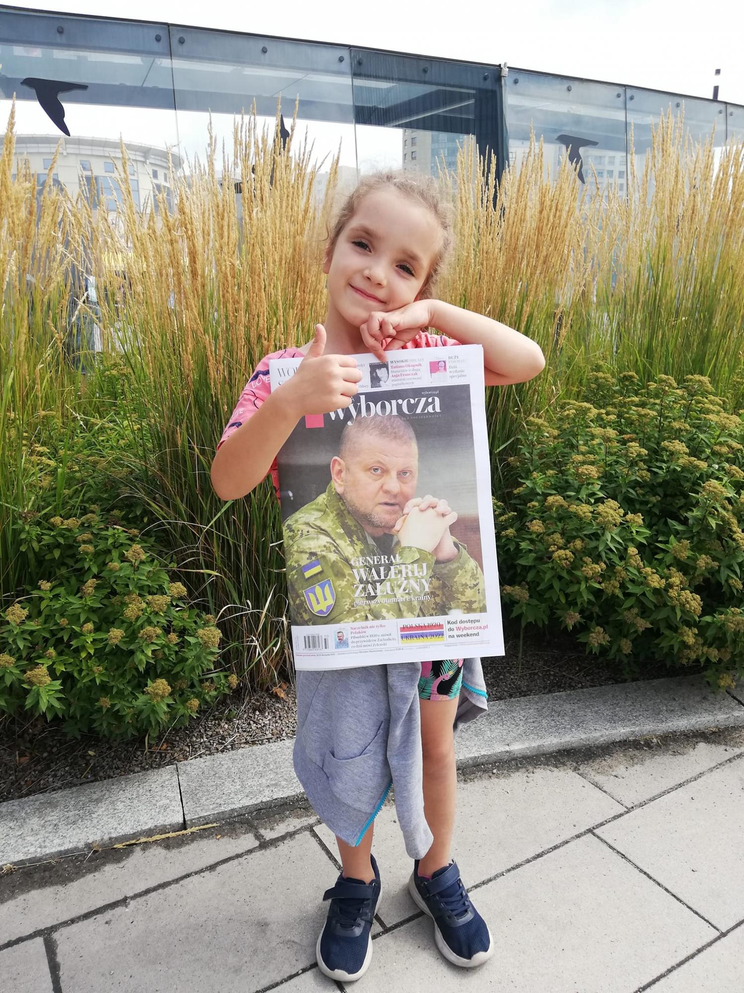 Маленька українка купила у Польщі газету з портретом Залужного і розчулила мережу