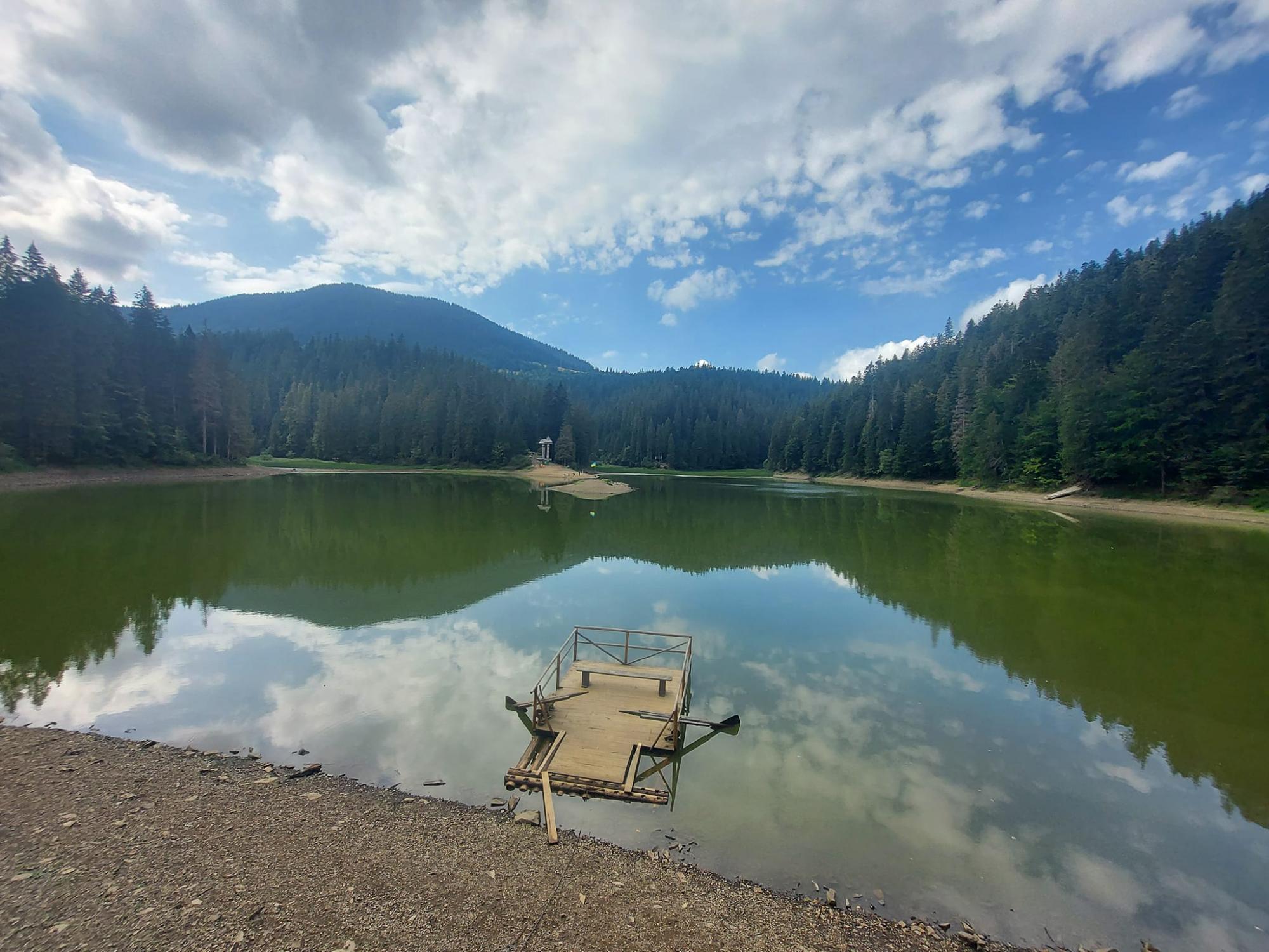 Озеро Синевир рекордно обміліло через сильну посуху (фото)