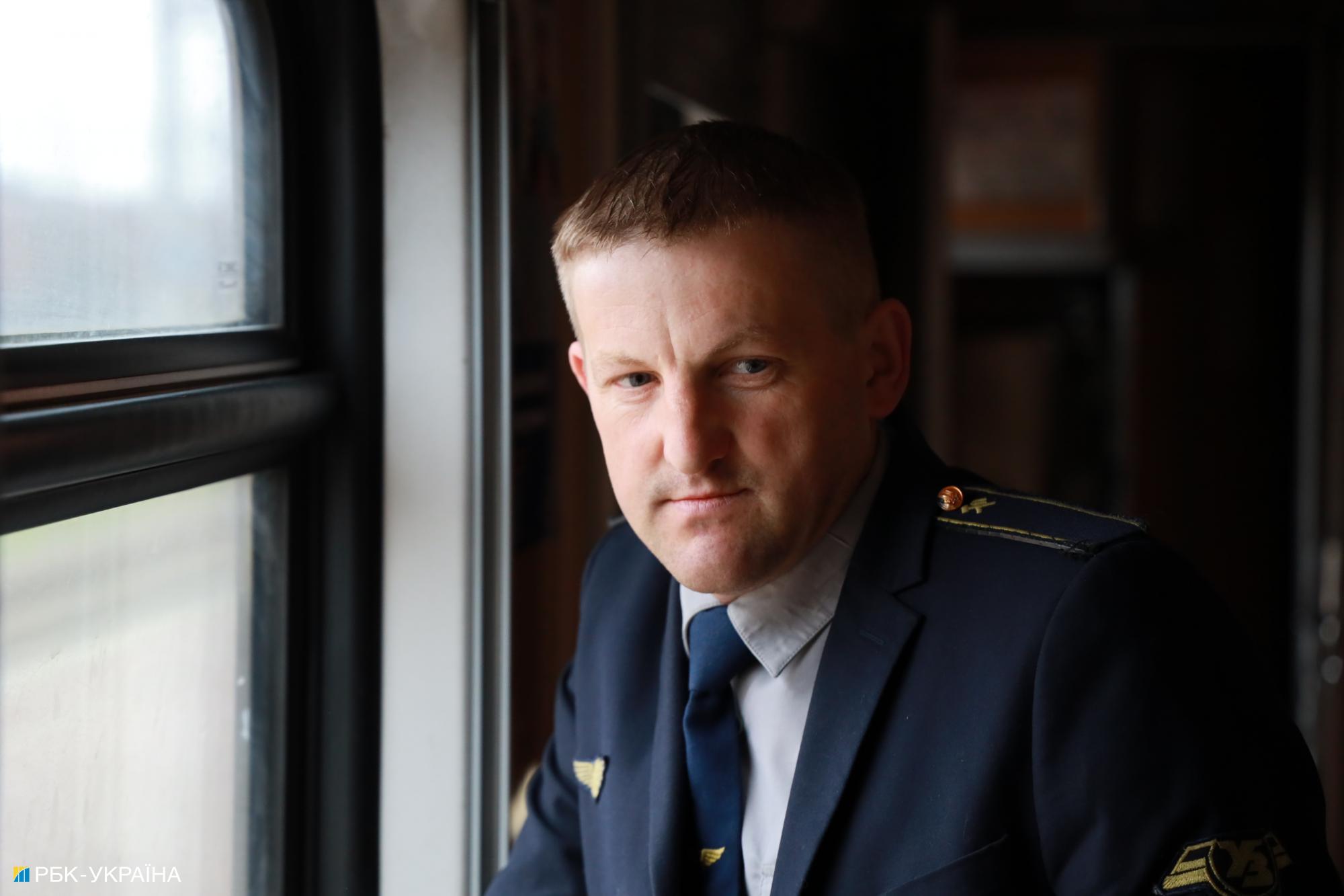 &quot;Будемо їхати, скільки зможе поїзд&quot;. Репортаж з евакуаційного рейсу на Донбас