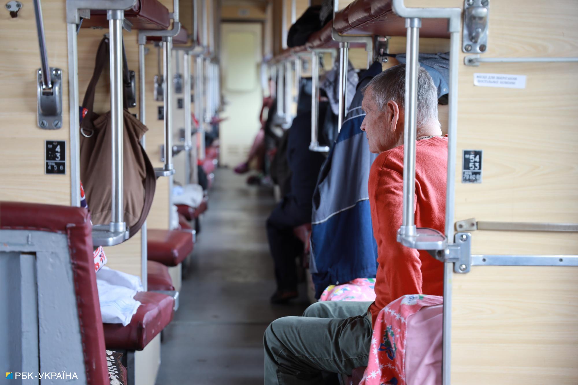 &quot;Будемо їхати, скільки зможе поїзд&quot;. Репортаж з евакуаційного рейсу на Донбас