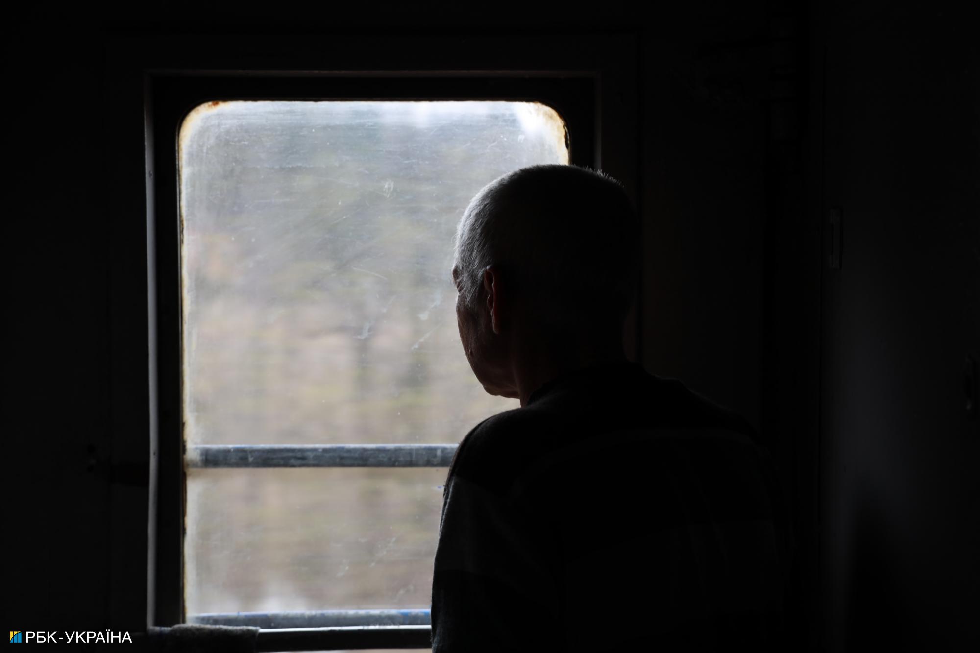 &quot;Будемо їхати, скільки зможе поїзд&quot;. Репортаж з евакуаційного рейсу на Донбас