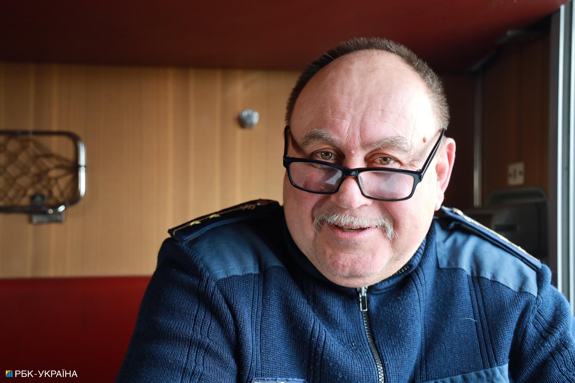 &quot;Будемо їхати, скільки зможе поїзд&quot;. Репортаж з евакуаційного рейсу на Донбас