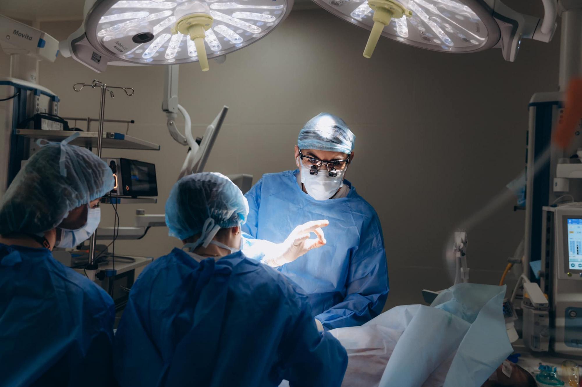 Один случай на 50 тысяч: в Киеве прооперировали мальчика с тяжелейшей патологией