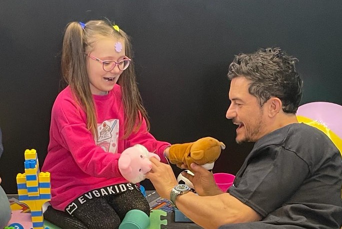 Краш Орландо Блум прогулялся по улицам Киева и поиграл с детьми: фото и видео