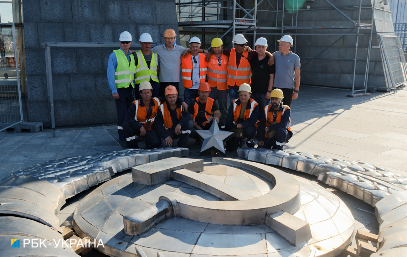 На монументі "Батьківщина-мати" завершили встановлення тризуба (фото)