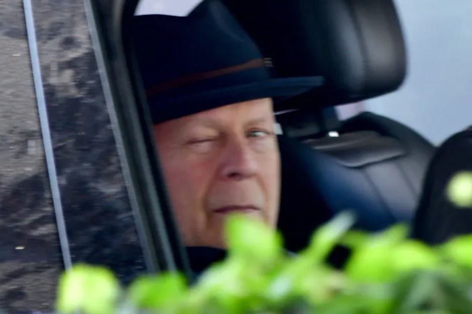 Тяжелобольного Брюса Уиллиса впервые после его диагноза увидели на публике (фото)