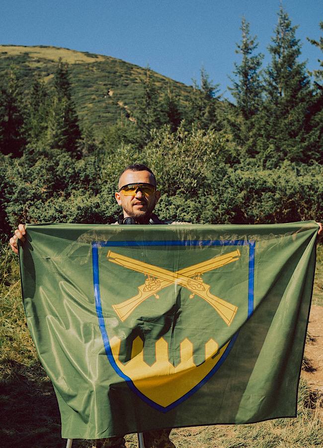 Украинский военный "Кум" на костылях покорил Говерлу и помог ВСУ: подробности героического поступка