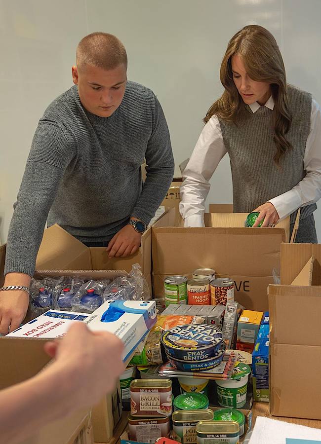 Кейт Миддлтон с желто-голубыми лентами на сердце проведала украинских детей в Британии