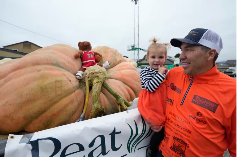 Фермер виростив найбільший гарбуз у світі вагою понад тонну: фото овоча-гіганта