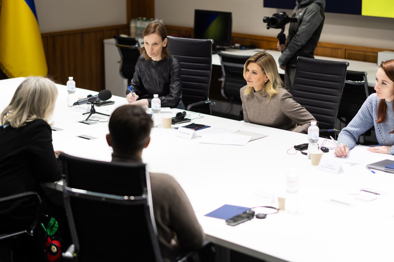 Елена Зеленская поразила новым костюмом с оригинальным воротником (фото)