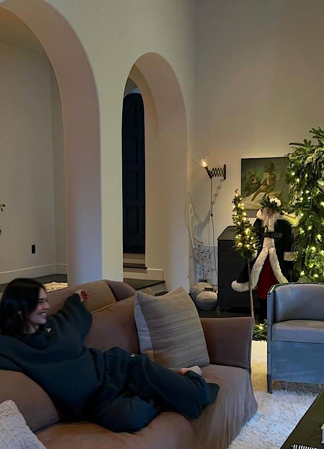 Кендалл Дженнер показала, як прикрасила свою домівку до Різдва (фото)