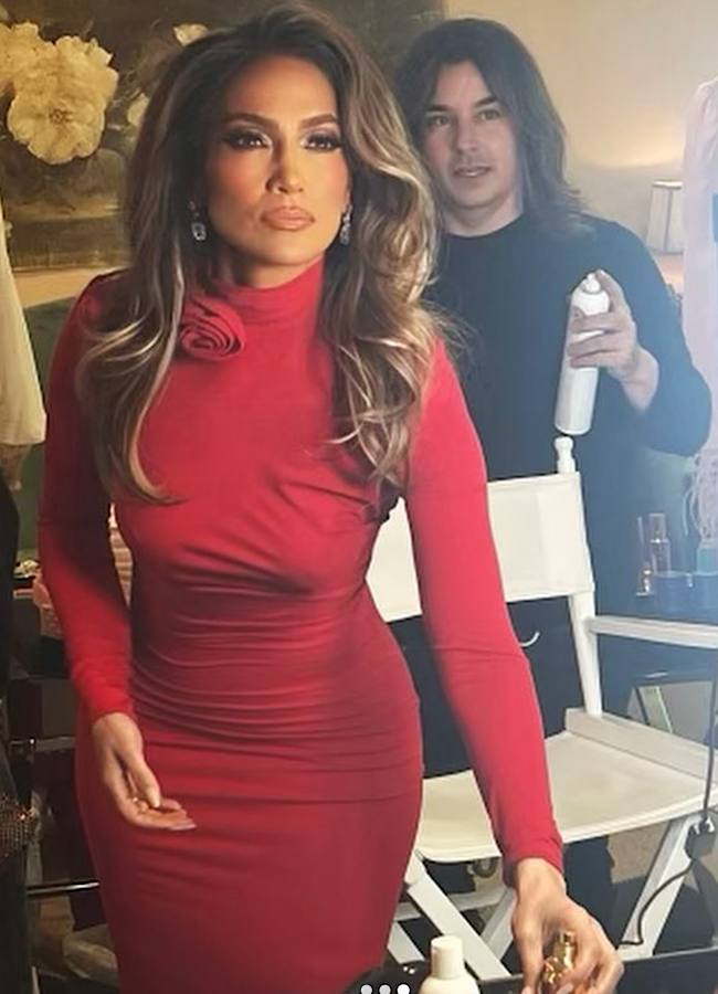 Джей Ло показала, як підкреслити талію червоною міні-сукнею (фото)