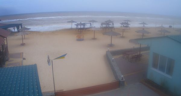 У Кирилівці море стало кольору какао: як зараз виглядає курортне селище (фото)