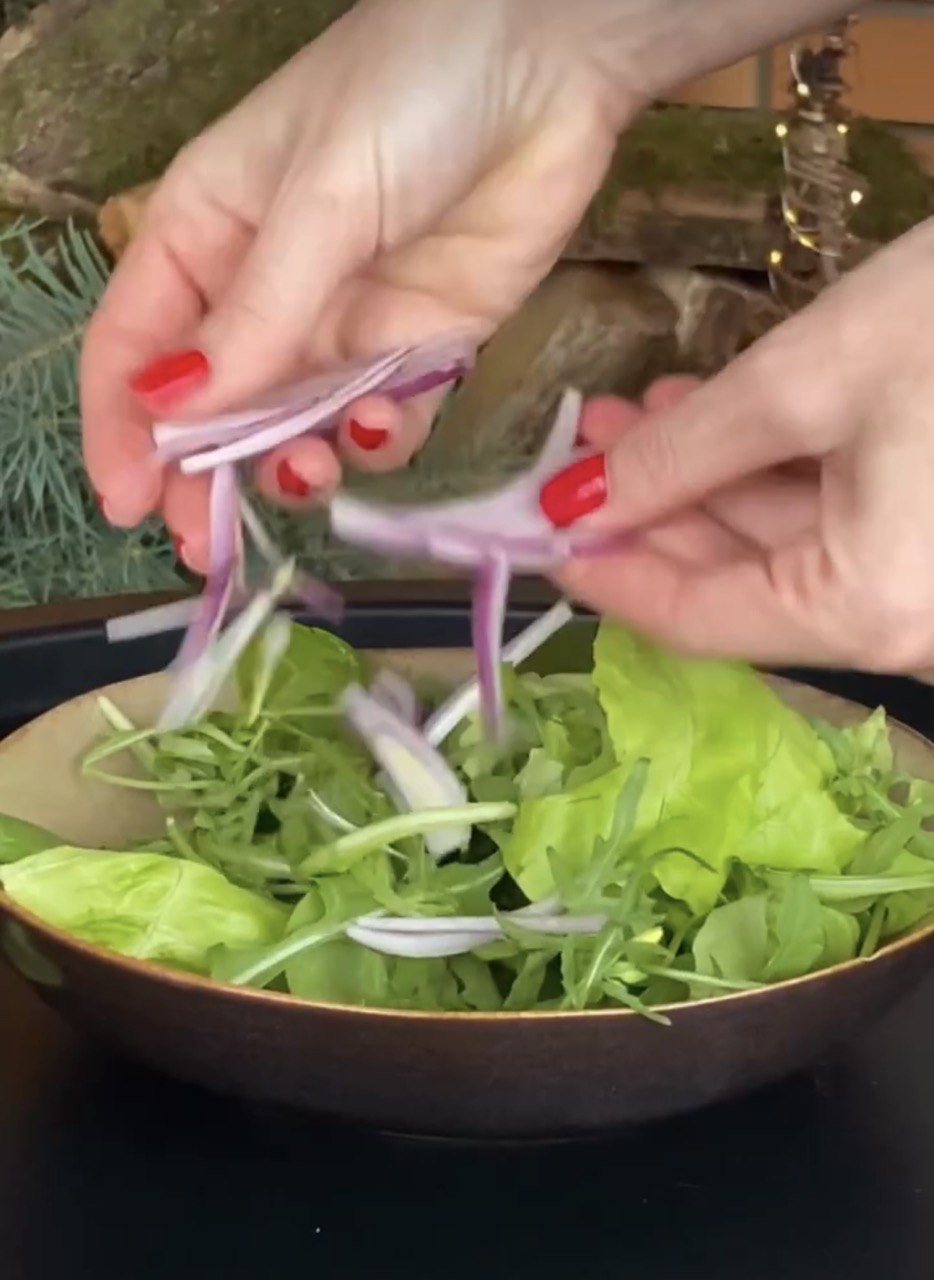 Святковий салат з буряка, який можна їсти навіть вночі