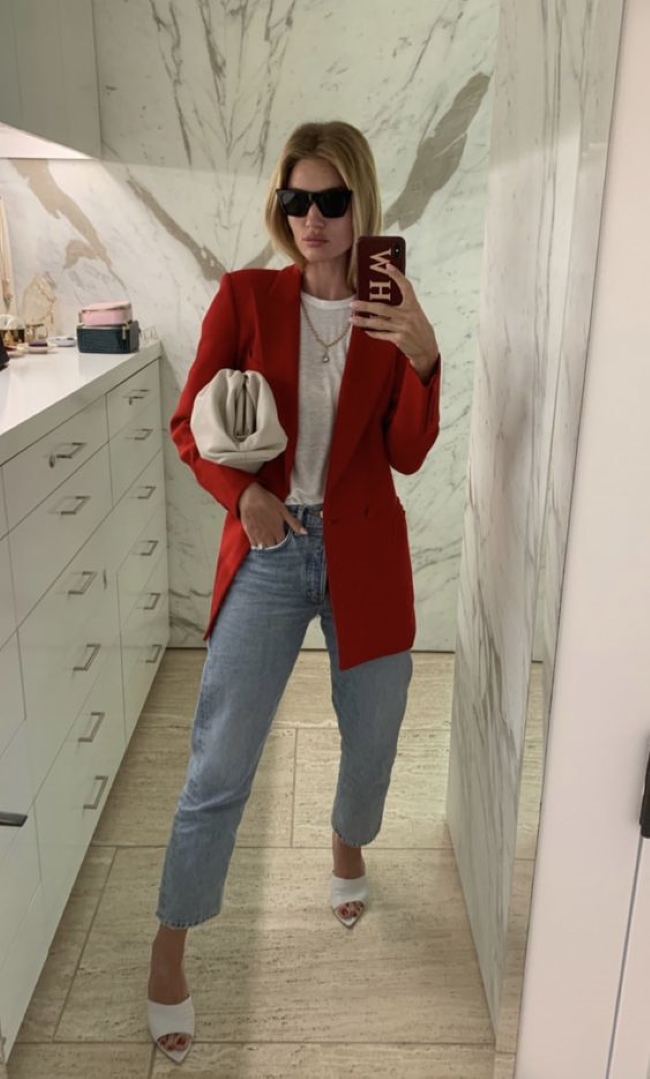 Как стильно носить джинсы с жакетами в зимний период