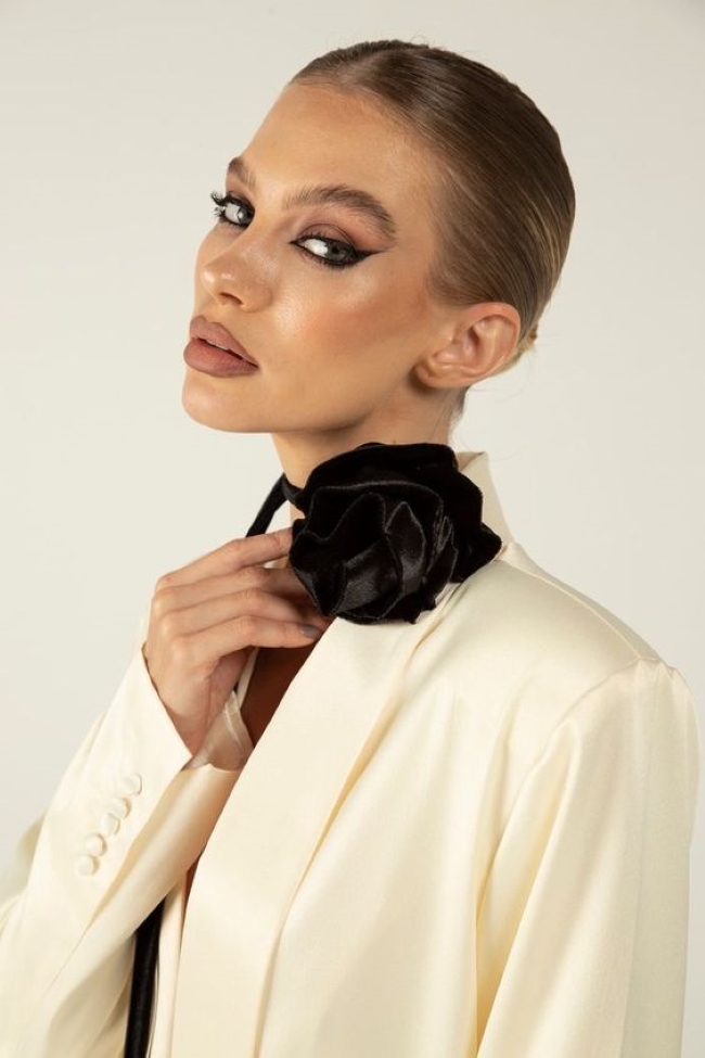 Как аккуратно и уместно добавить цветочные аксессуары в свой гардероб