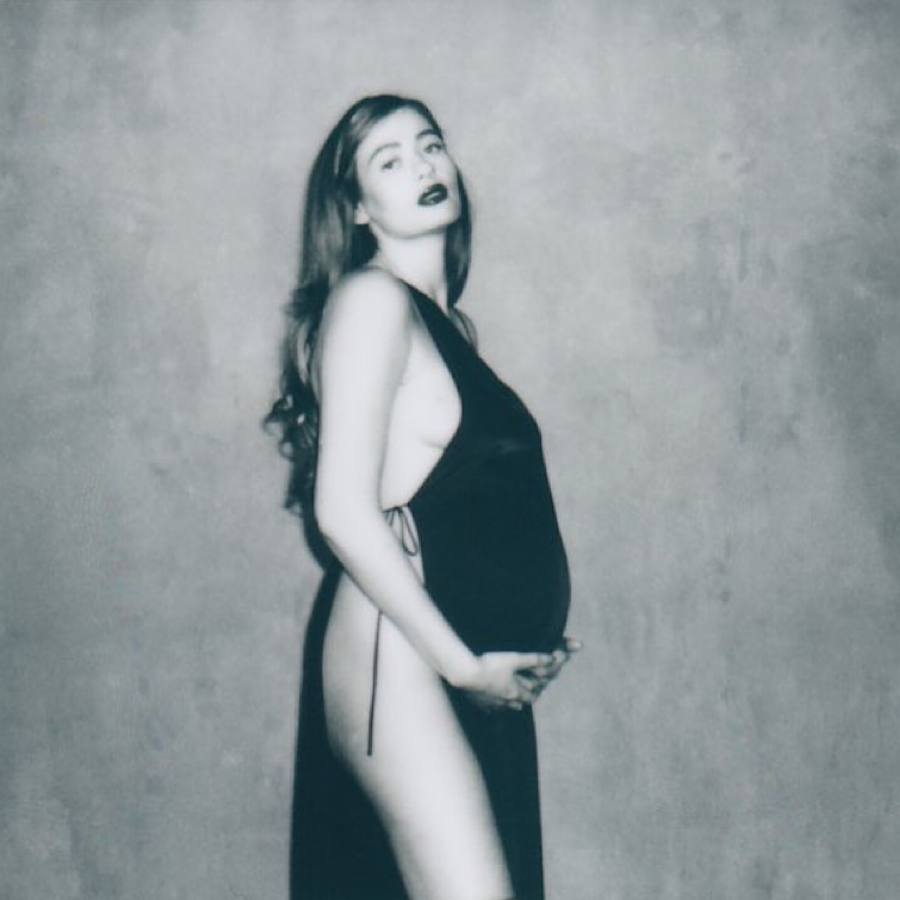 &quot;Поки що бракує слів&quot;: популярна українська співачка вдруге стала мамою