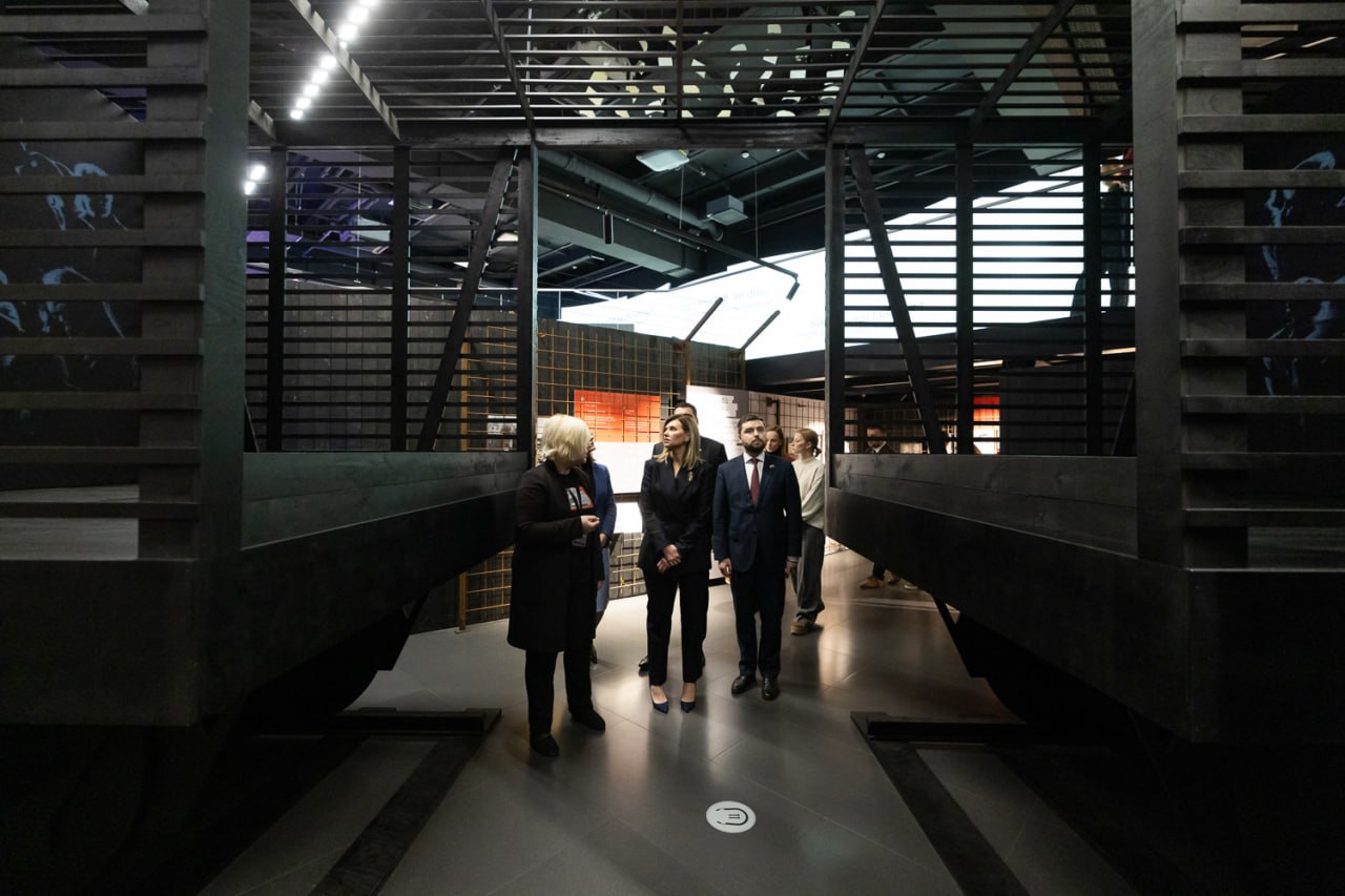 Елена Зеленская в латвийском музее оккупации показала, как носить черный брючный костюм (фото)