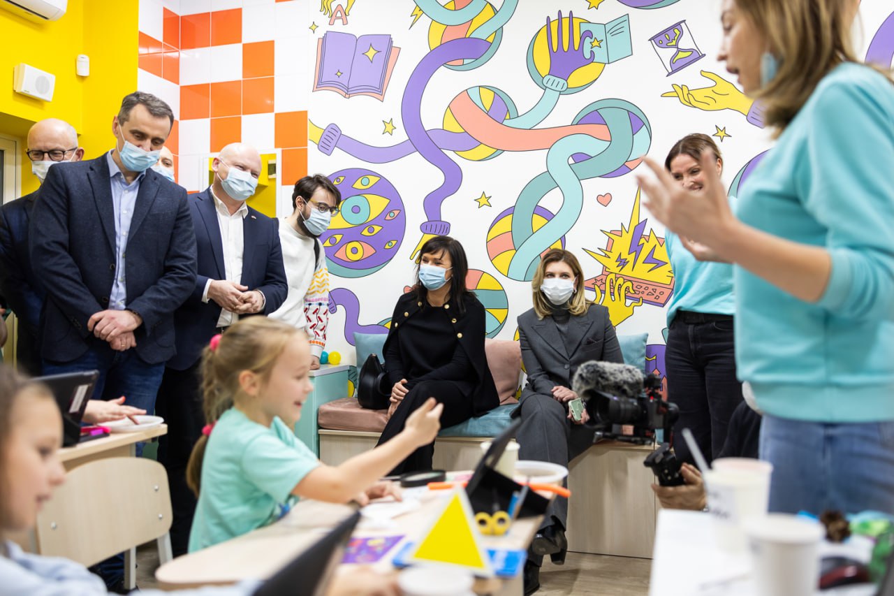 Олена Зеленська показала, як носити класичний костюм з цікавою формою брюк (фото)