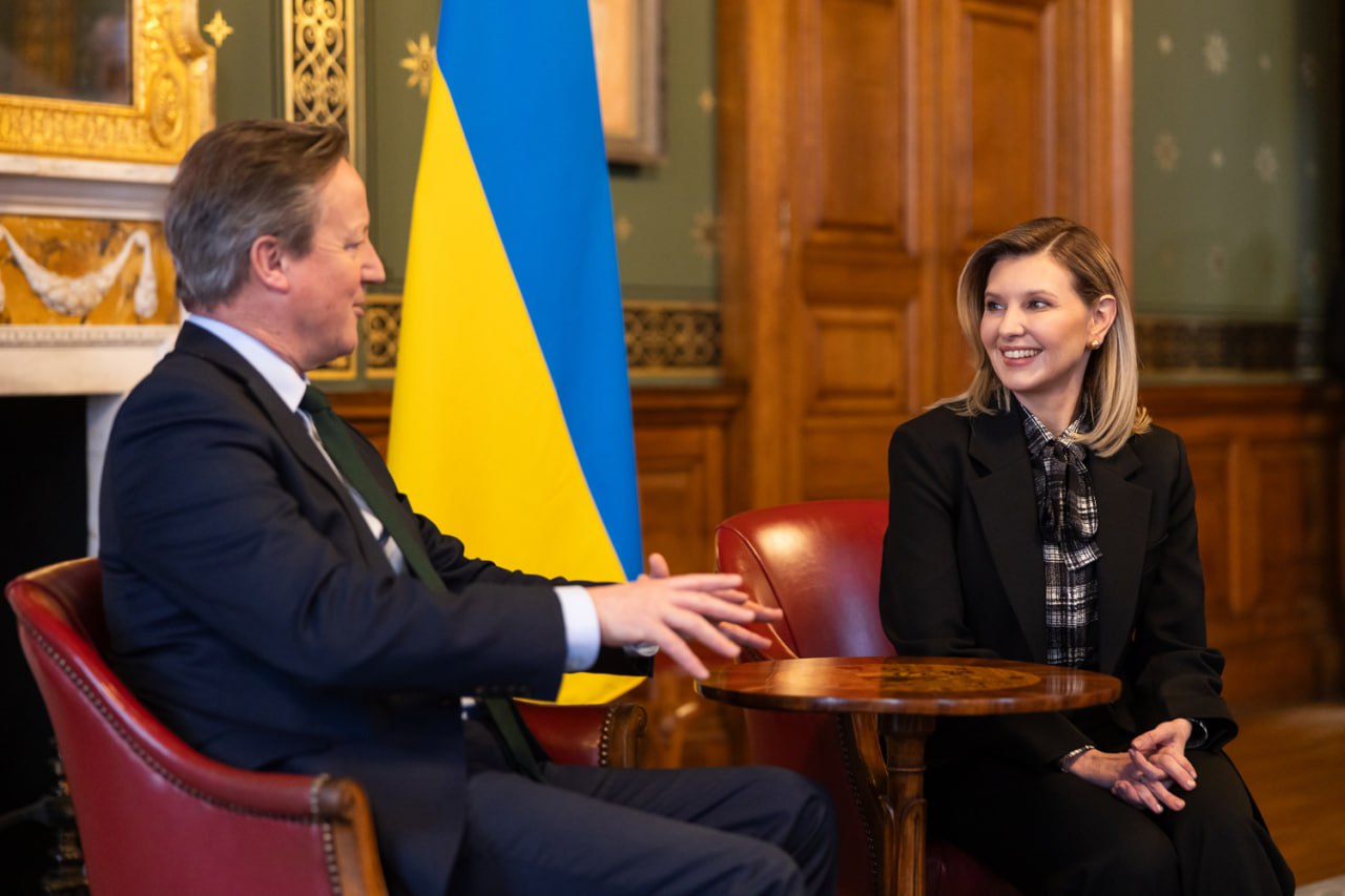 Елена Зеленская показала, как соединить трендовую рубашку в клетку с классическим костюмом (фото)