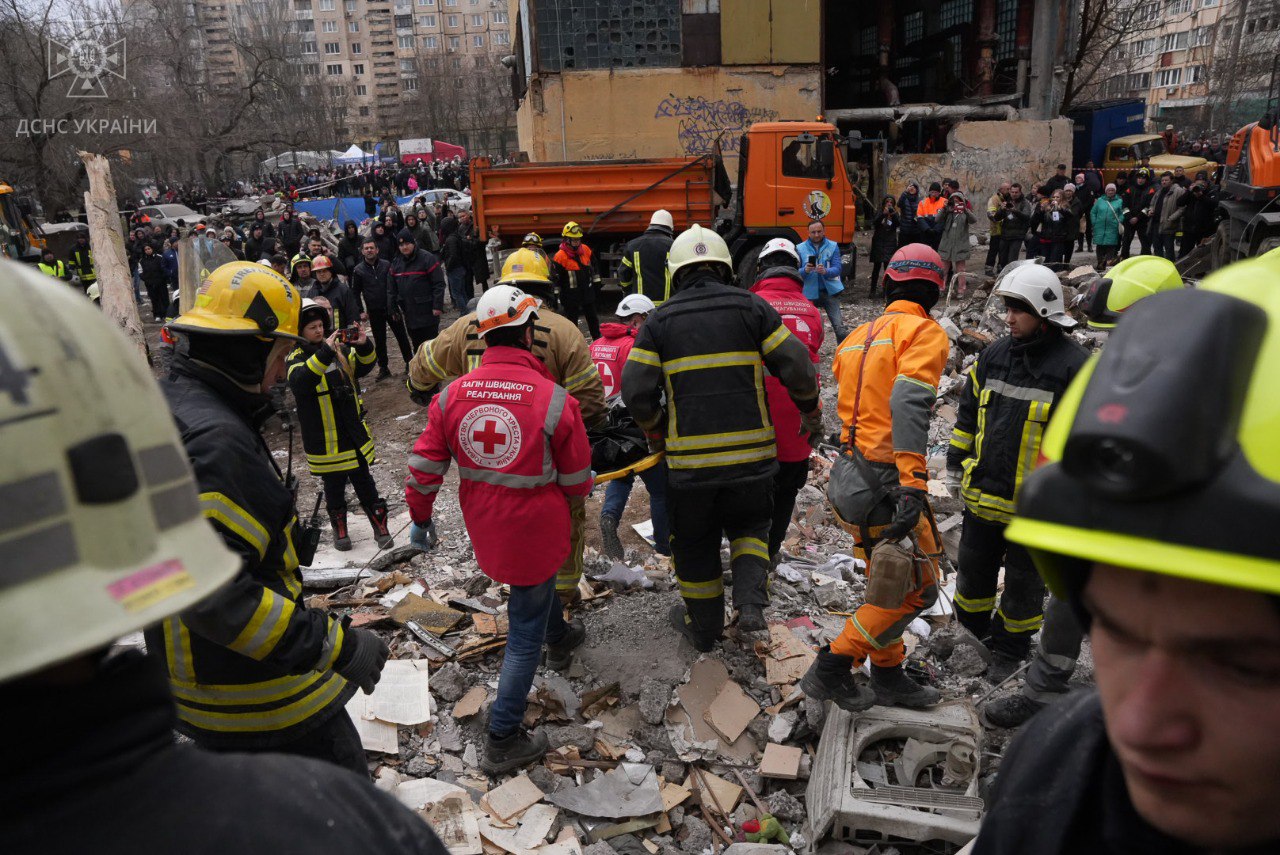 В Одессе под завалами дома обнаружили пятую жертву российской атаки