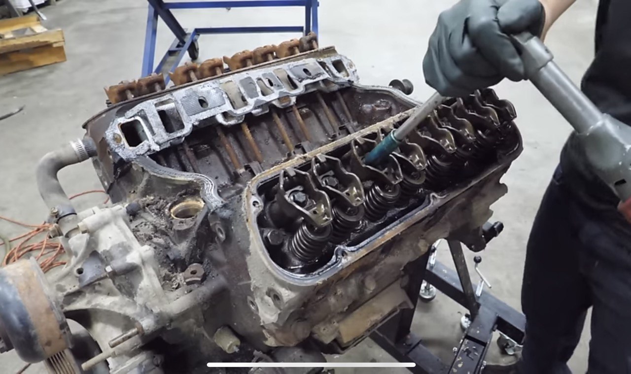 Ось що буде з двигуном, якщо не їздити автомобілем 17 років (відео)