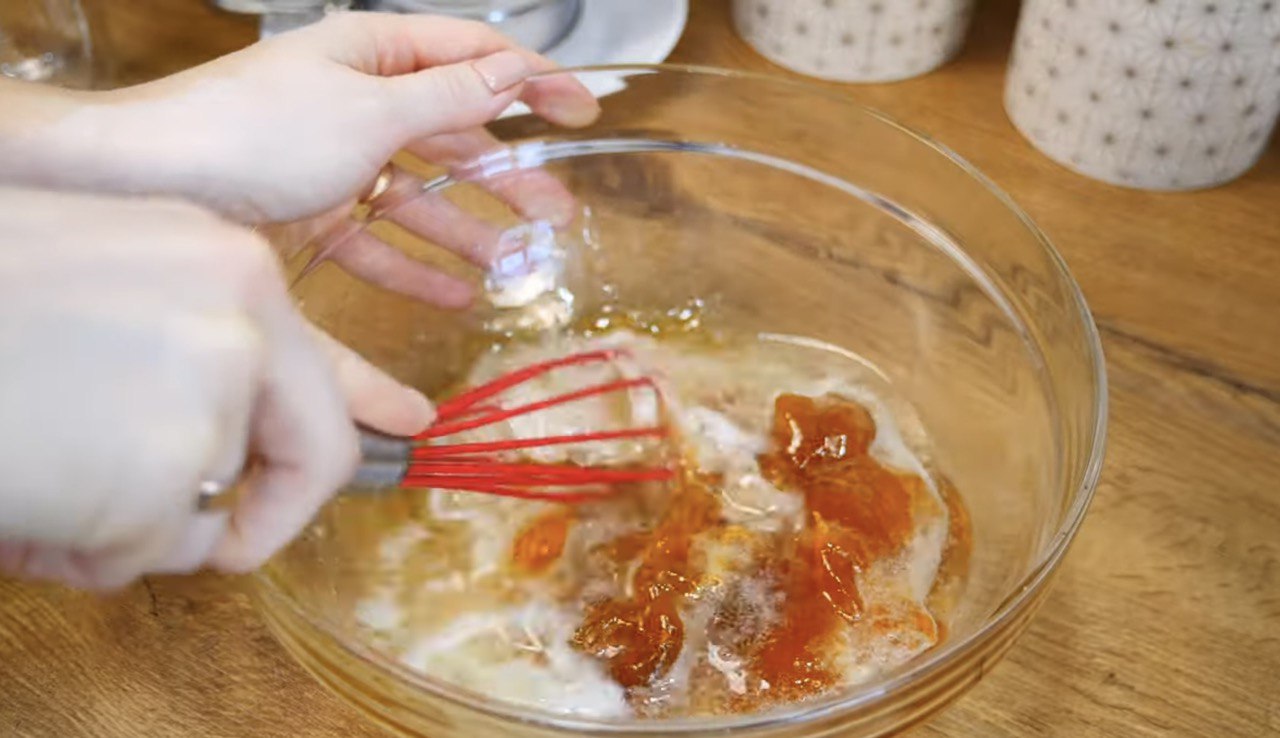 Без яєць та на мінеральній воді: рецепт незвичного заливного пирога з варенням