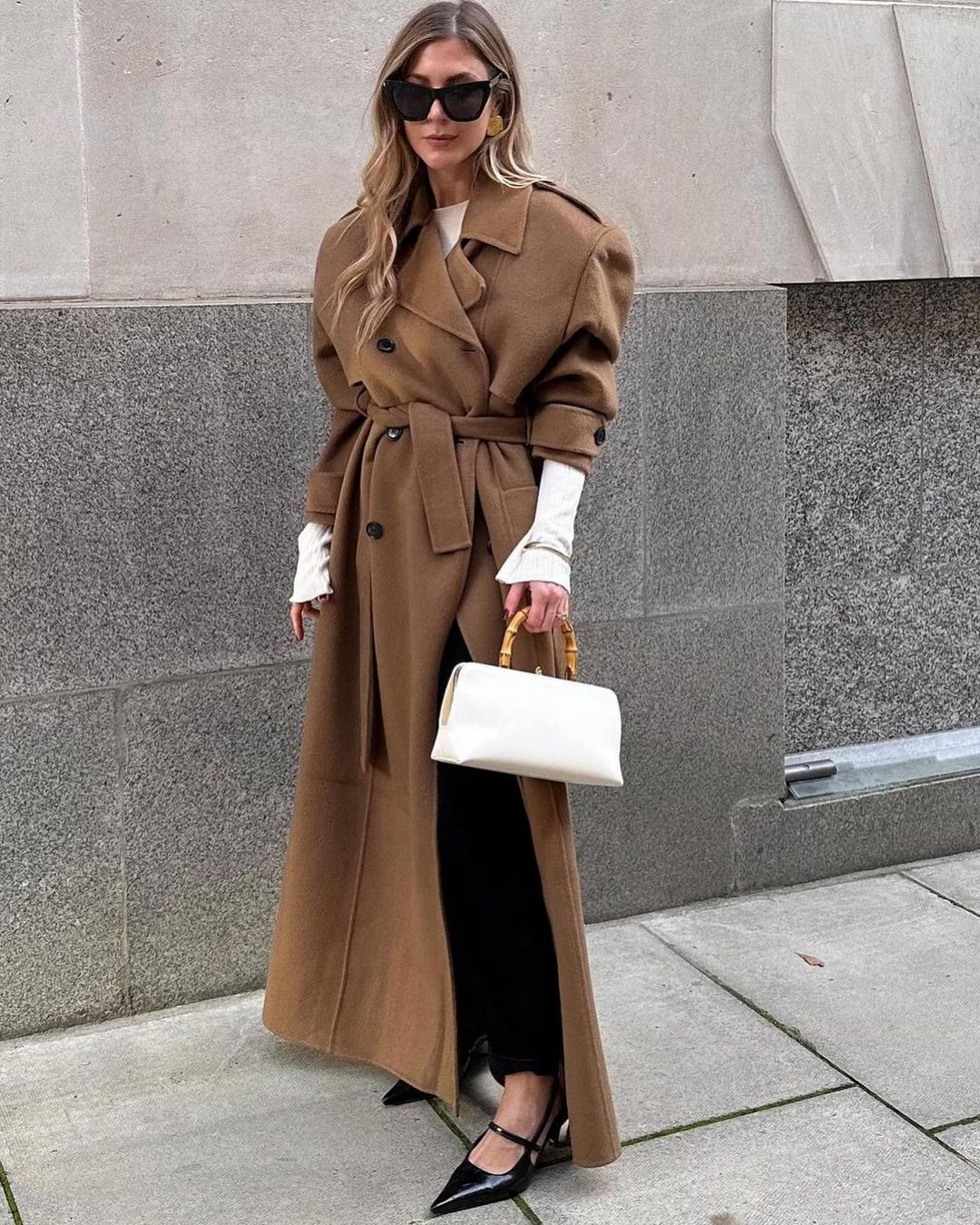 Не виходить з модного світу: стиліст показала, як носити популярну річ цієї весни