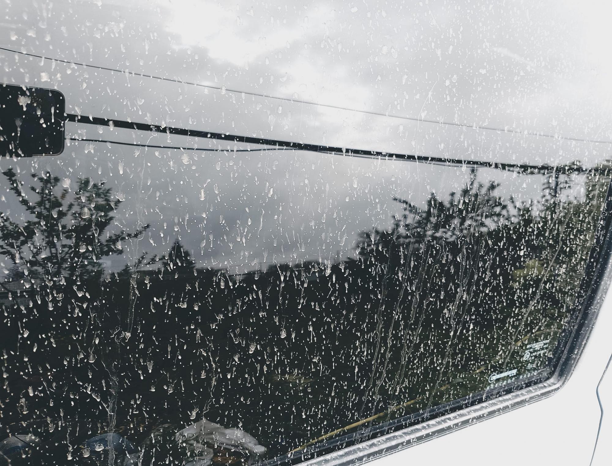 В Україні випав оранжевий дощ: фото та відео &quot;рудих&quot; опадів