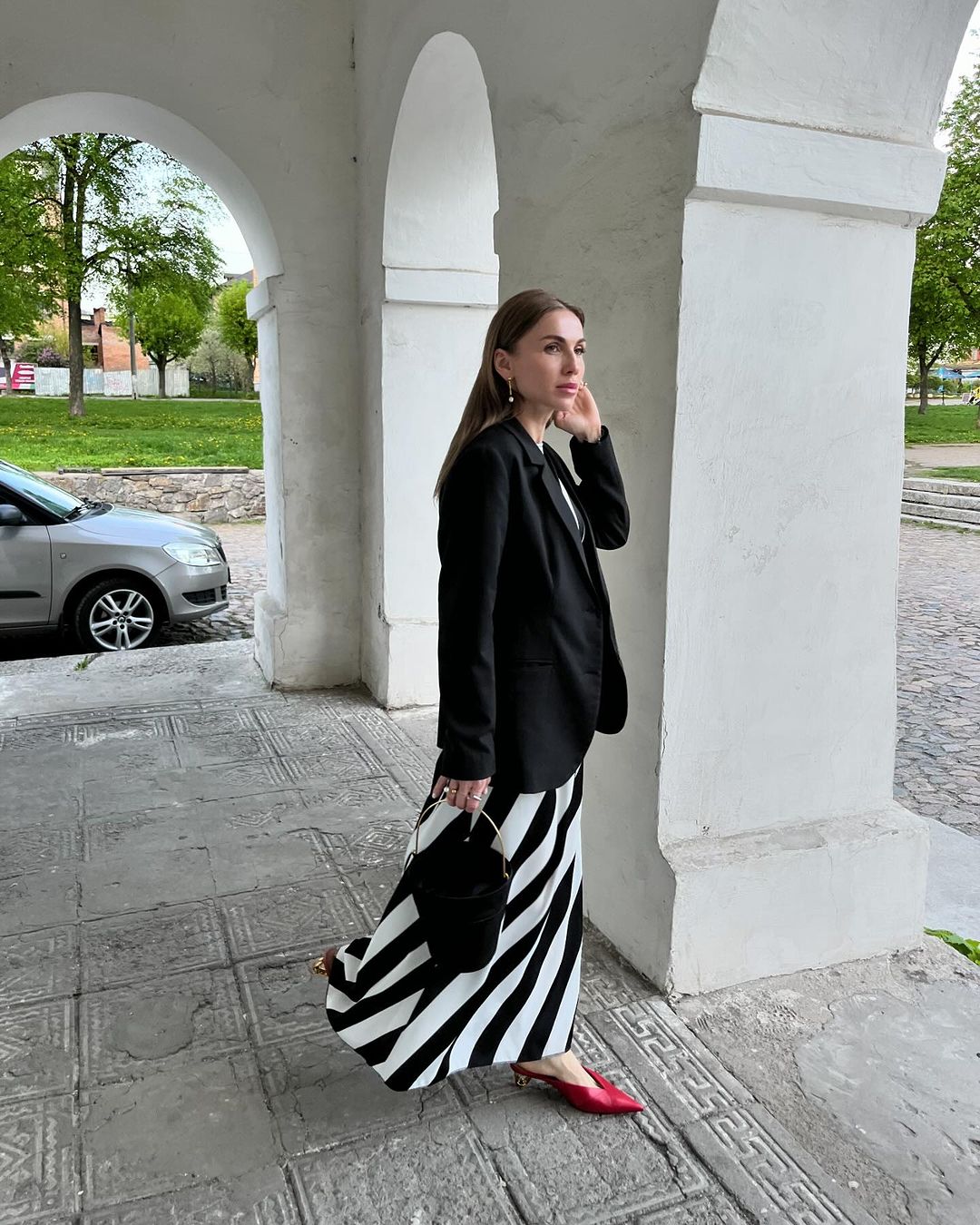 Це головний тренд: стиліст показала, як правильно носити смугастий принт