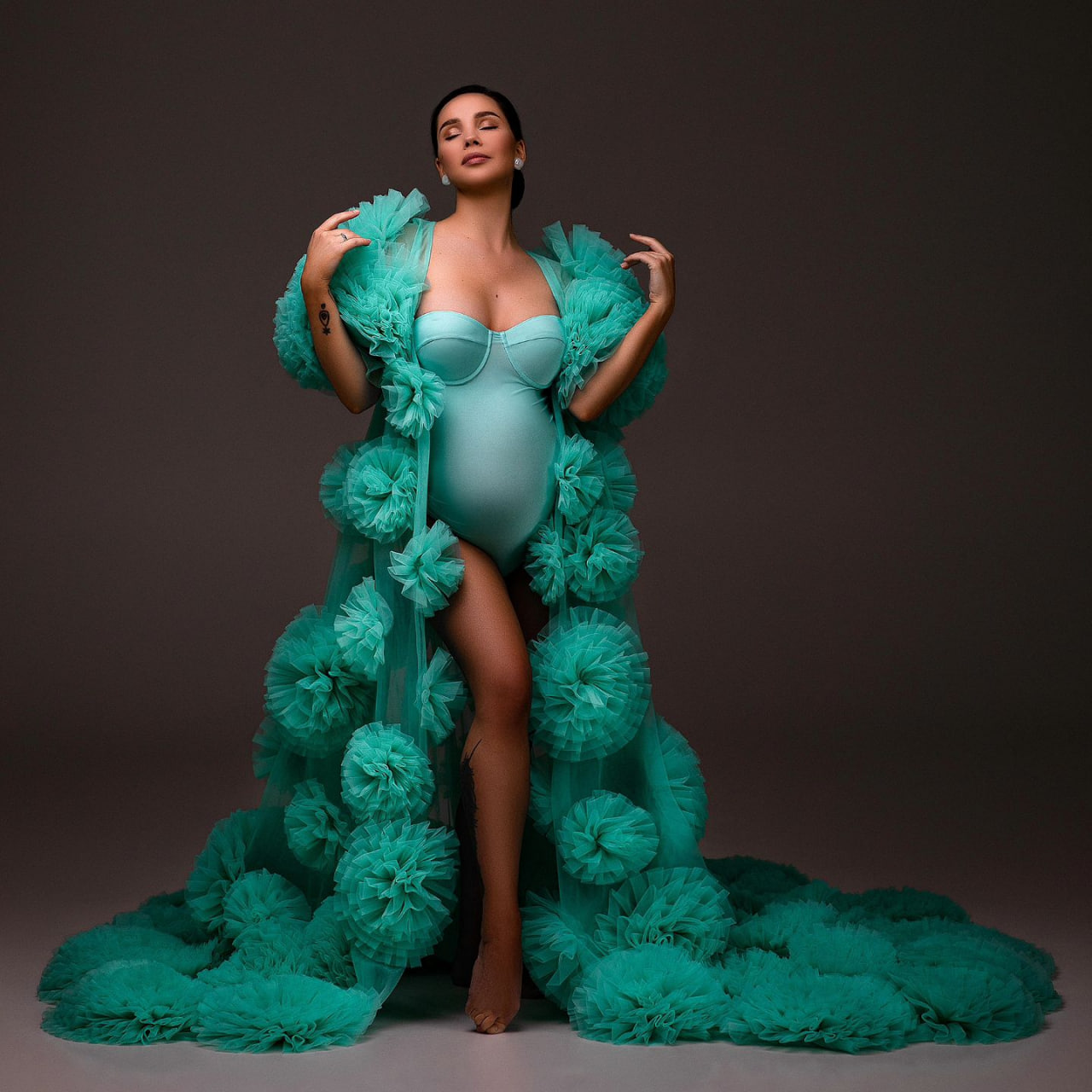 Жена Евгения Кота засветила беременный животик на последних сроках в яркой фотосессии