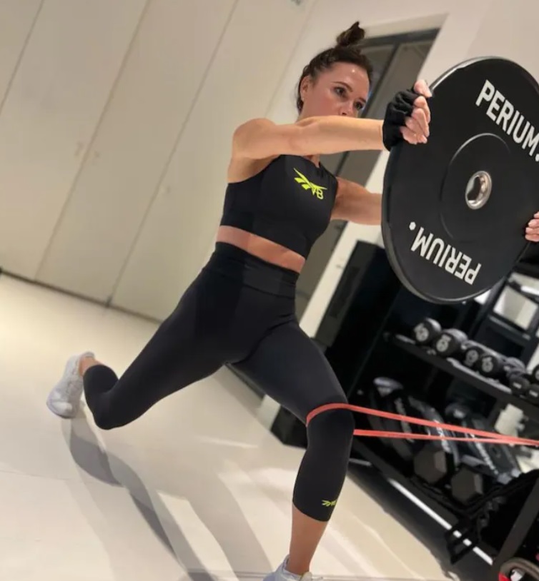 Виктория Бекхэм в свои 50 лет выглядит просто топ! В чем секрет молодости звезды