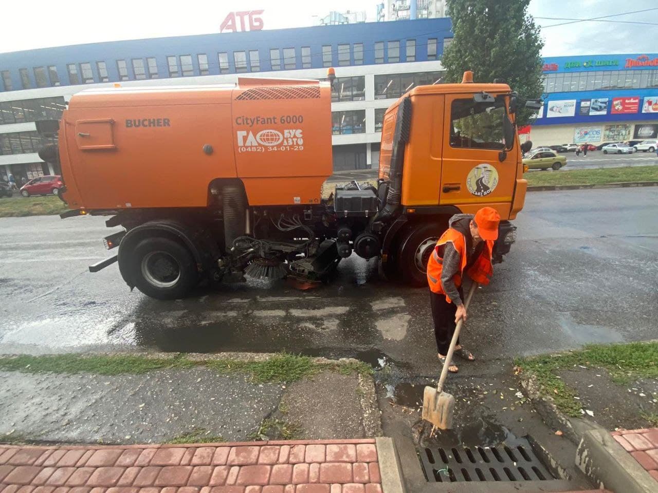 Залпова злива затопила частину Одеси: наслідки негоди показали на відео