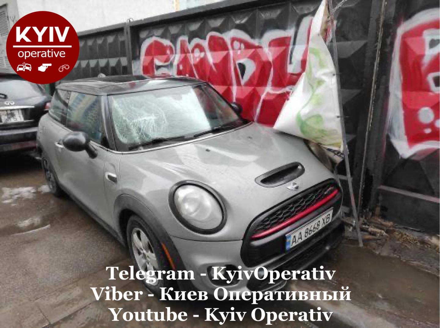 Київ накрив штормовий вітер: зірваний рекламний щит розбив авто, обірвані ЛЕП (фото)