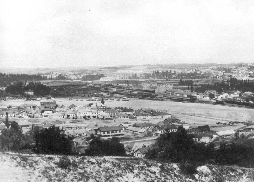 У Києві зносять будівлі Залізничної колонії. Дивіться, як вона виглядала понад 100 років тому