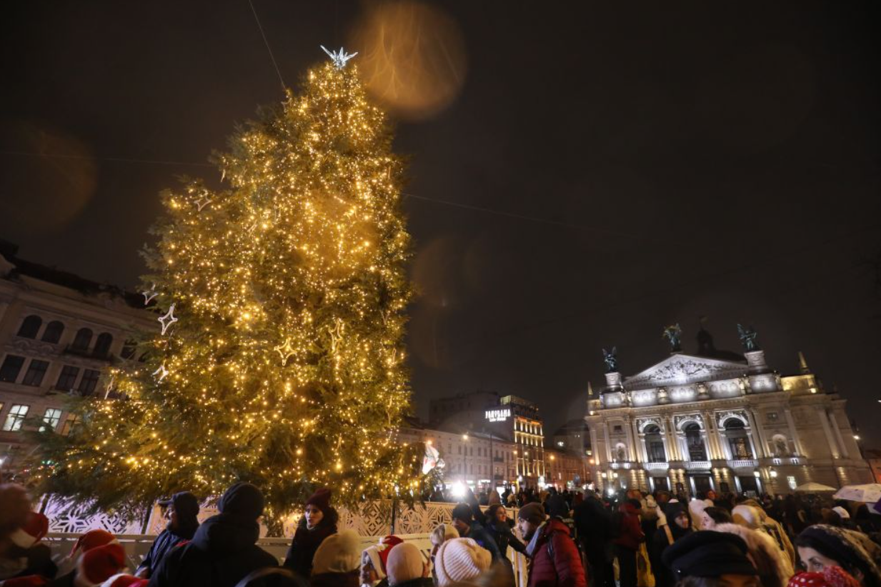 Во Львове на церемонии открытия главной новогодней елки произошел конфуз (фото и видео)