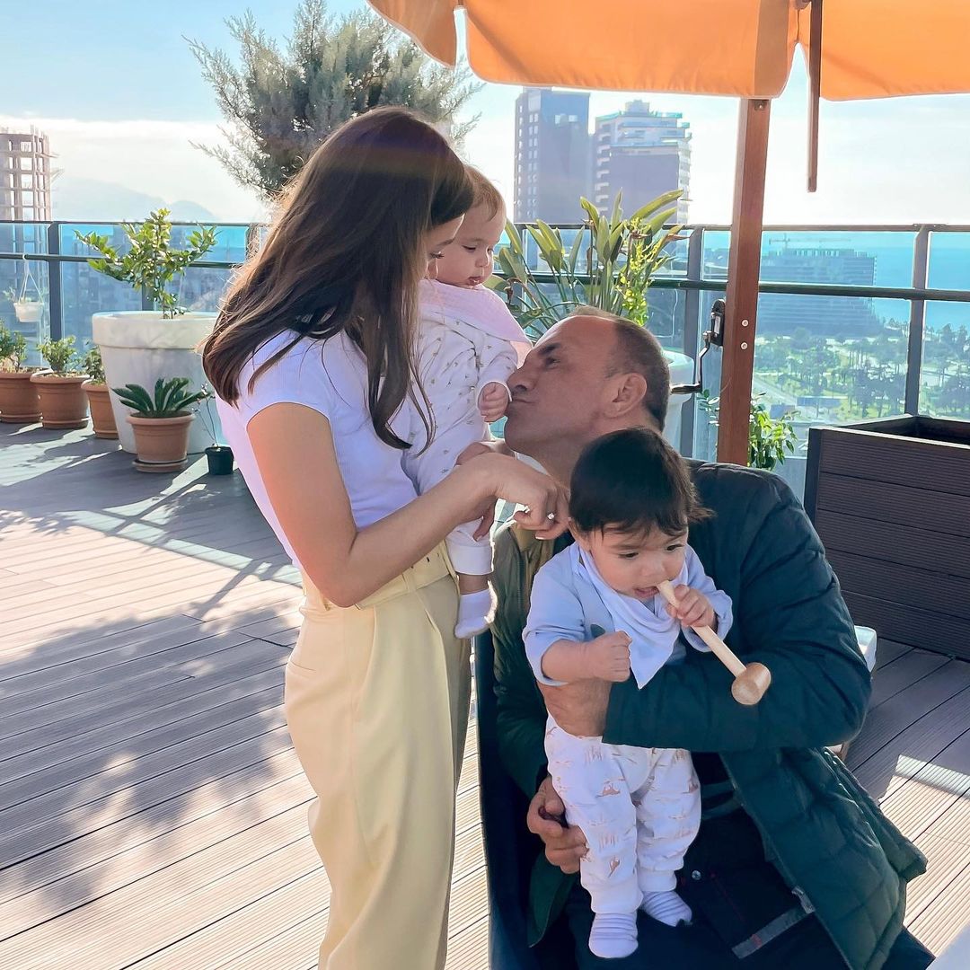 24-річна росіянка виховує 21 дитину від чоловіка-мільйонера: витрачає величезну суму на 16 няньок