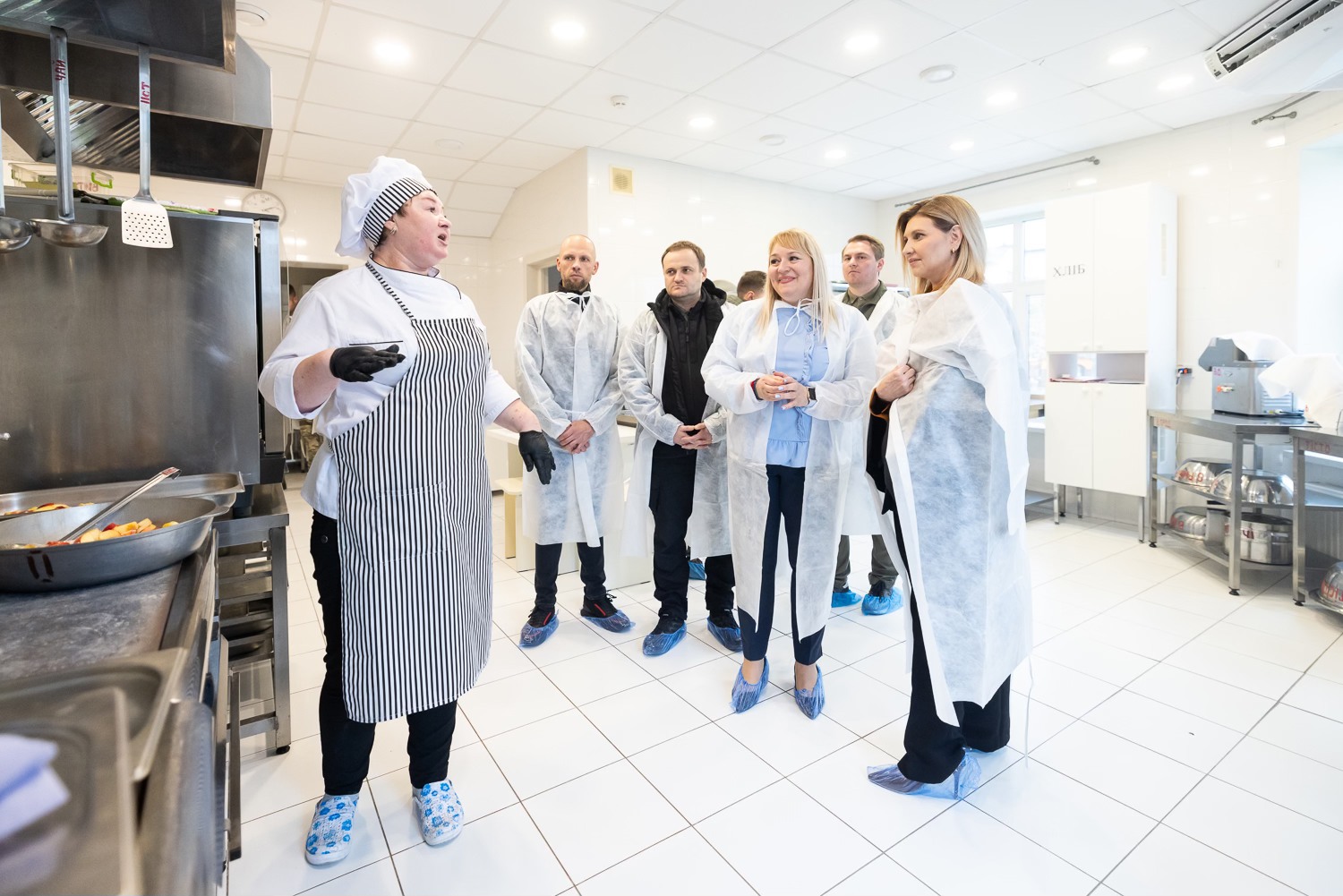 Olena Zelenska impressed with trendy autumn look: Kimono coat and bright shirt