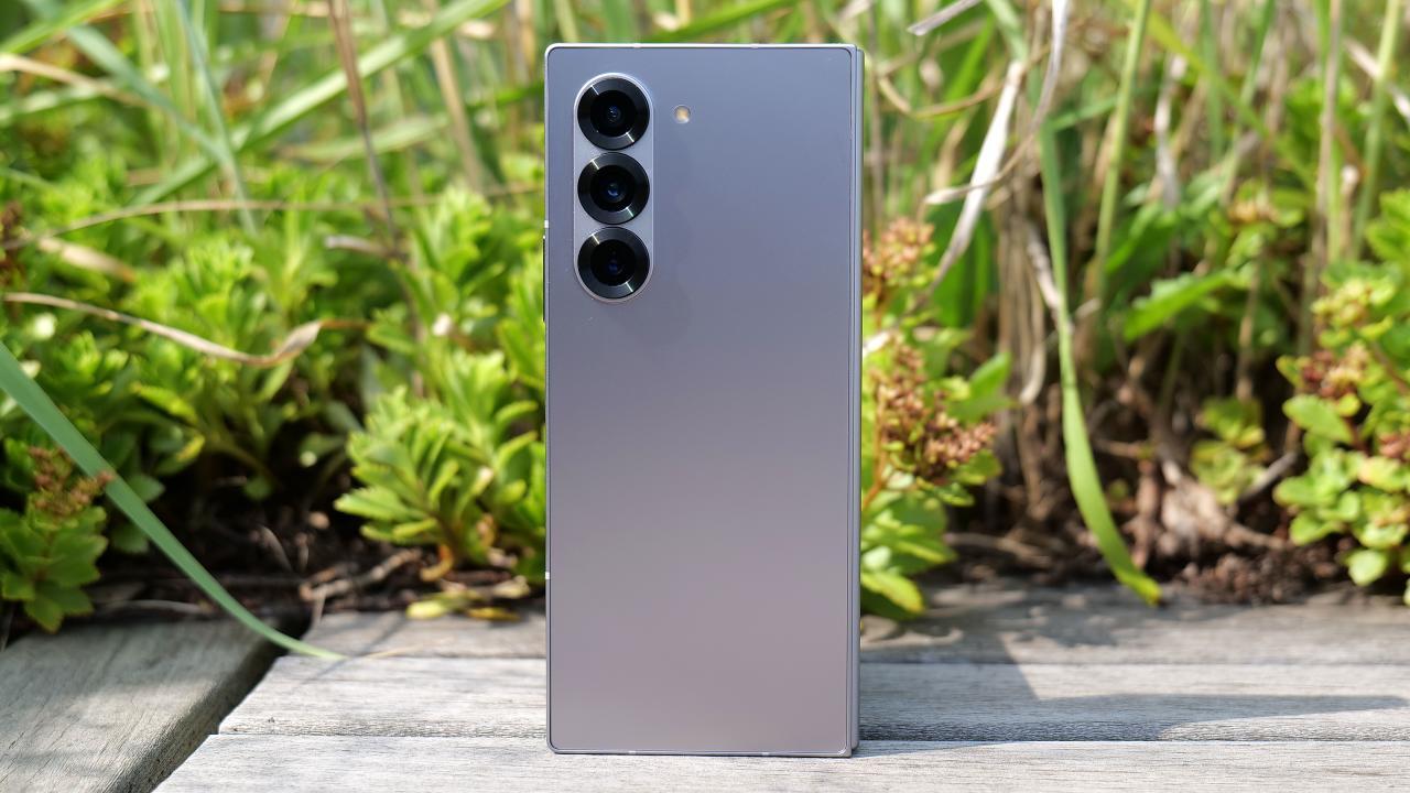 Лучшие смартфоны со складным дисплеем в 2024 году: характеристики и цены