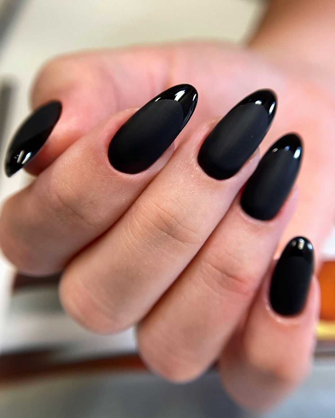 Как выглядит модный черный маникюр на осень 2024 года: идеи стильных дизайнов
