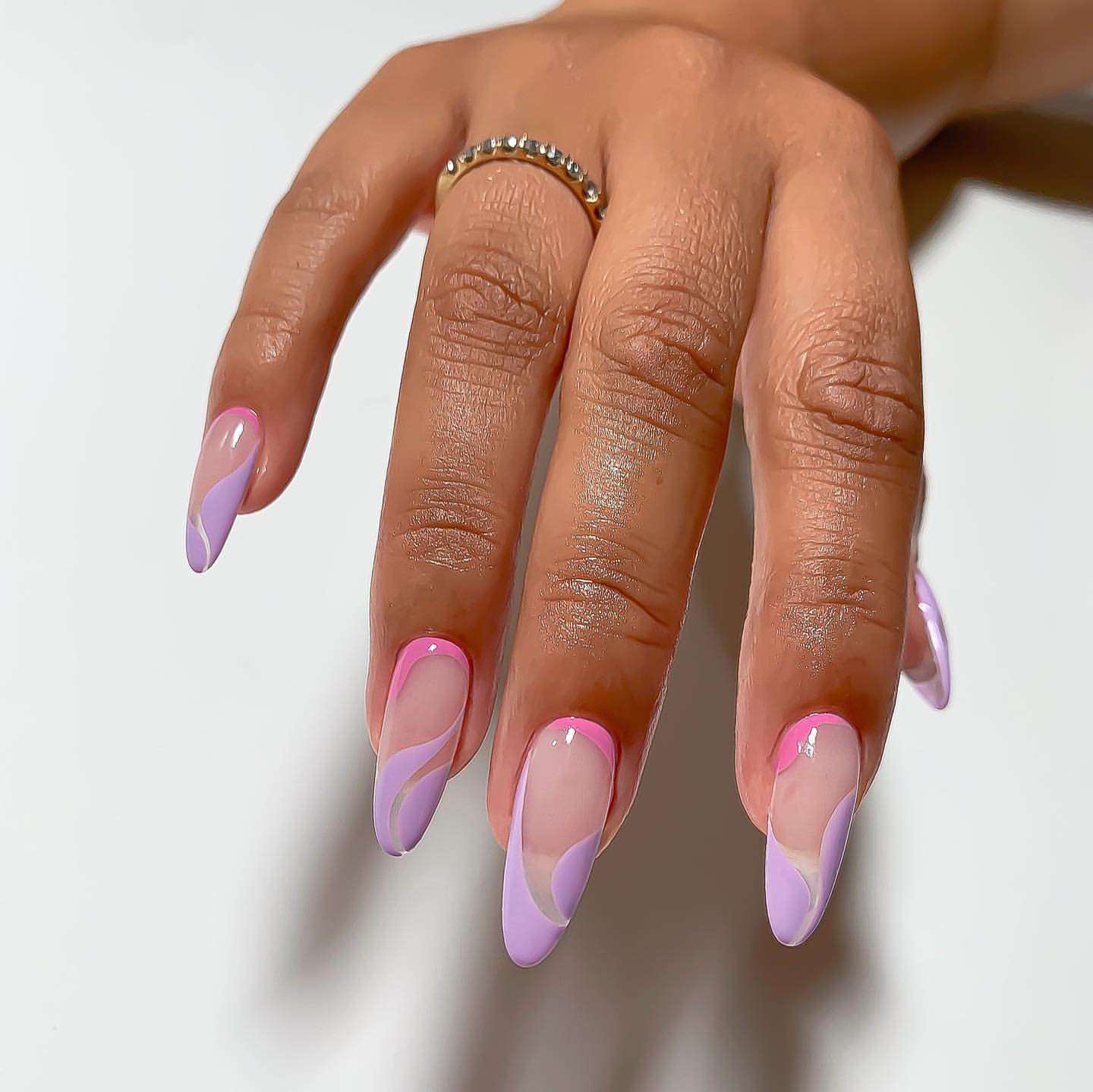 8 идей фиолетового французского маникюра: от блестящих кончиков до лавандовых акцентов