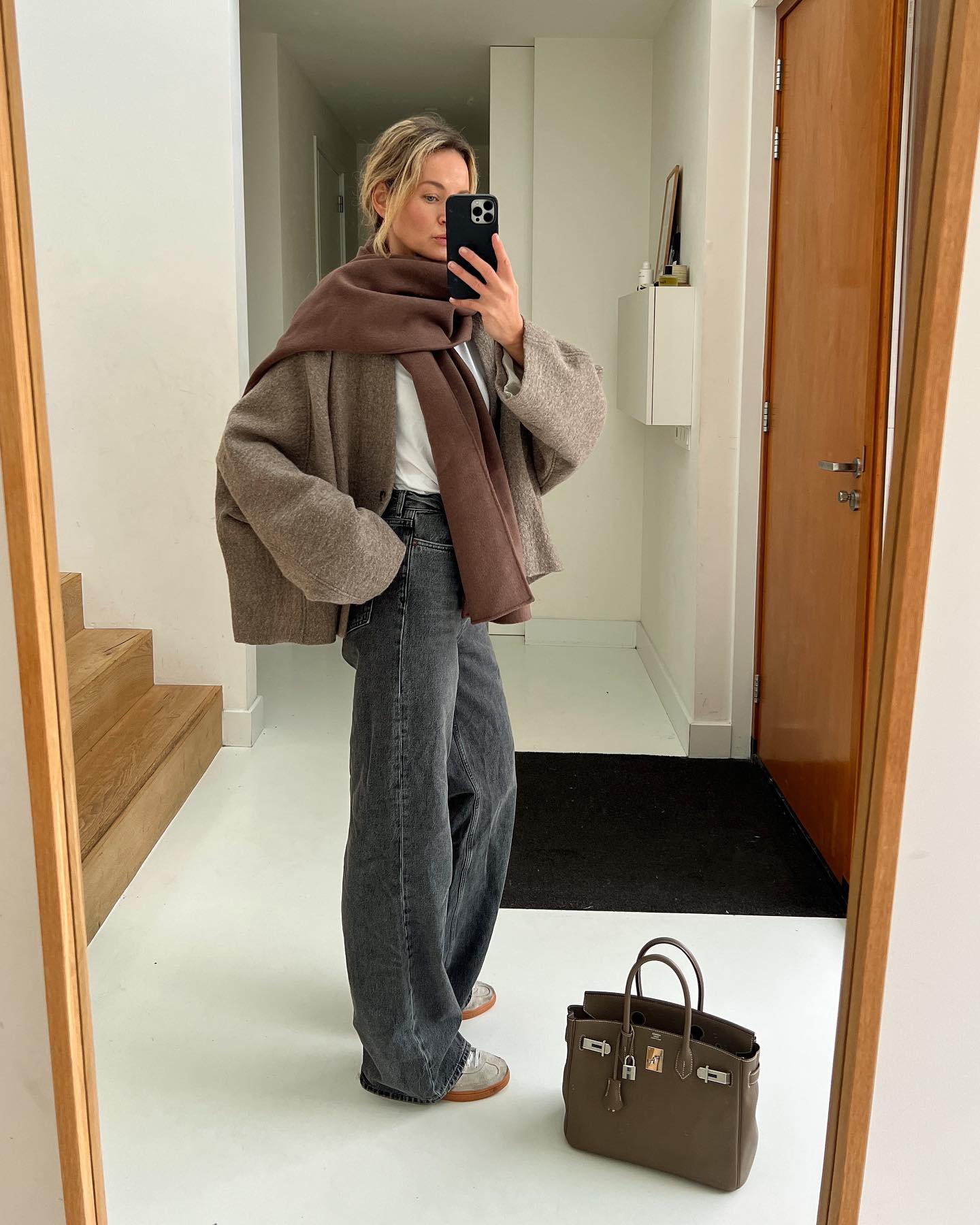 Сірий - не означає нудний: блогерка показала, з чим носити трендові джинси