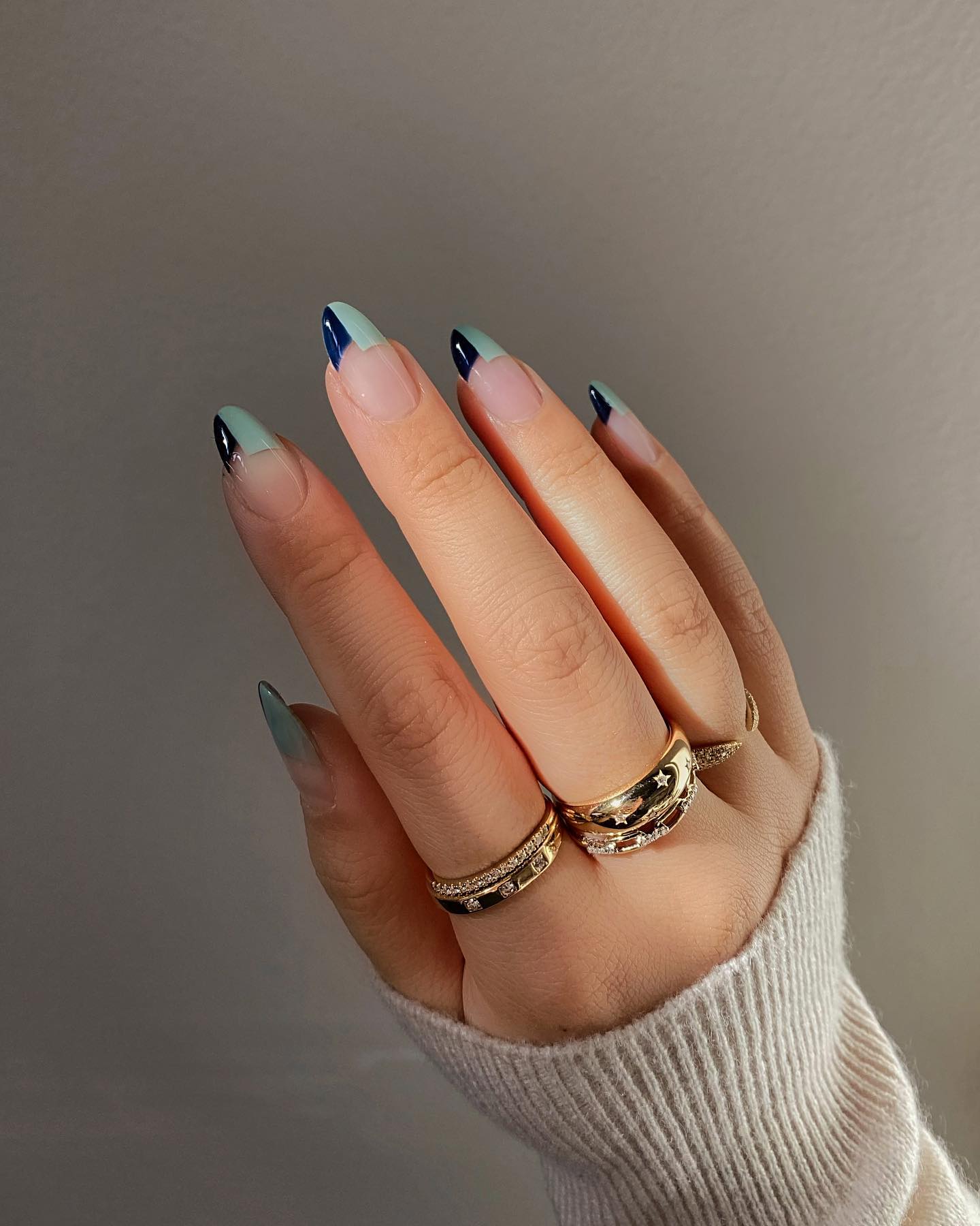 Новинки маникюра на осень: 7 идей трендового темно-синего &quot;френча&quot;